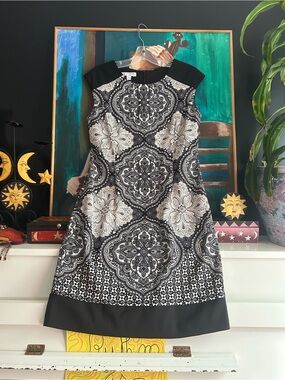 London Times Petites 10P Black White Medallion Print Shift Dress Retro Mod